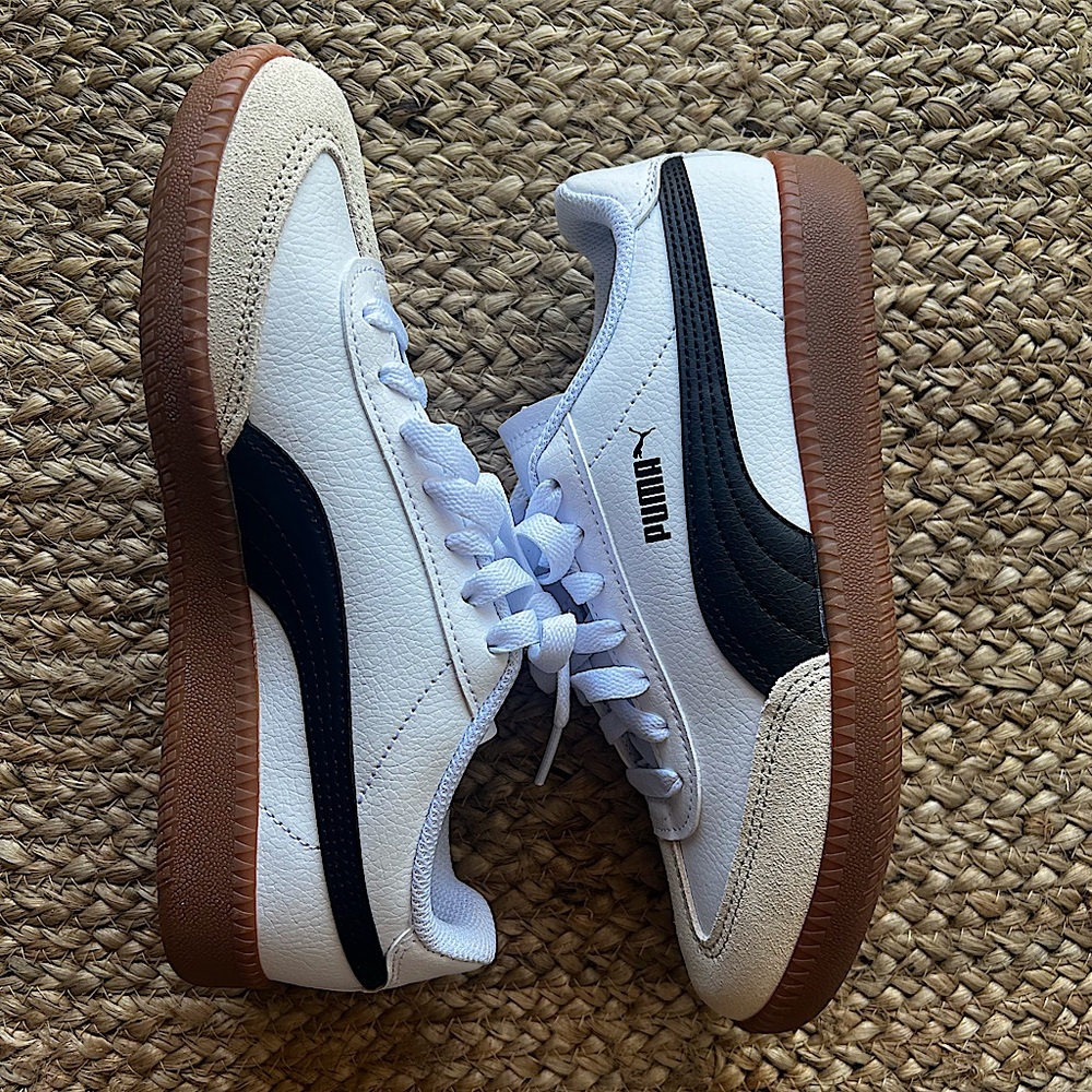 Pumas Club II Era new never worn size 6